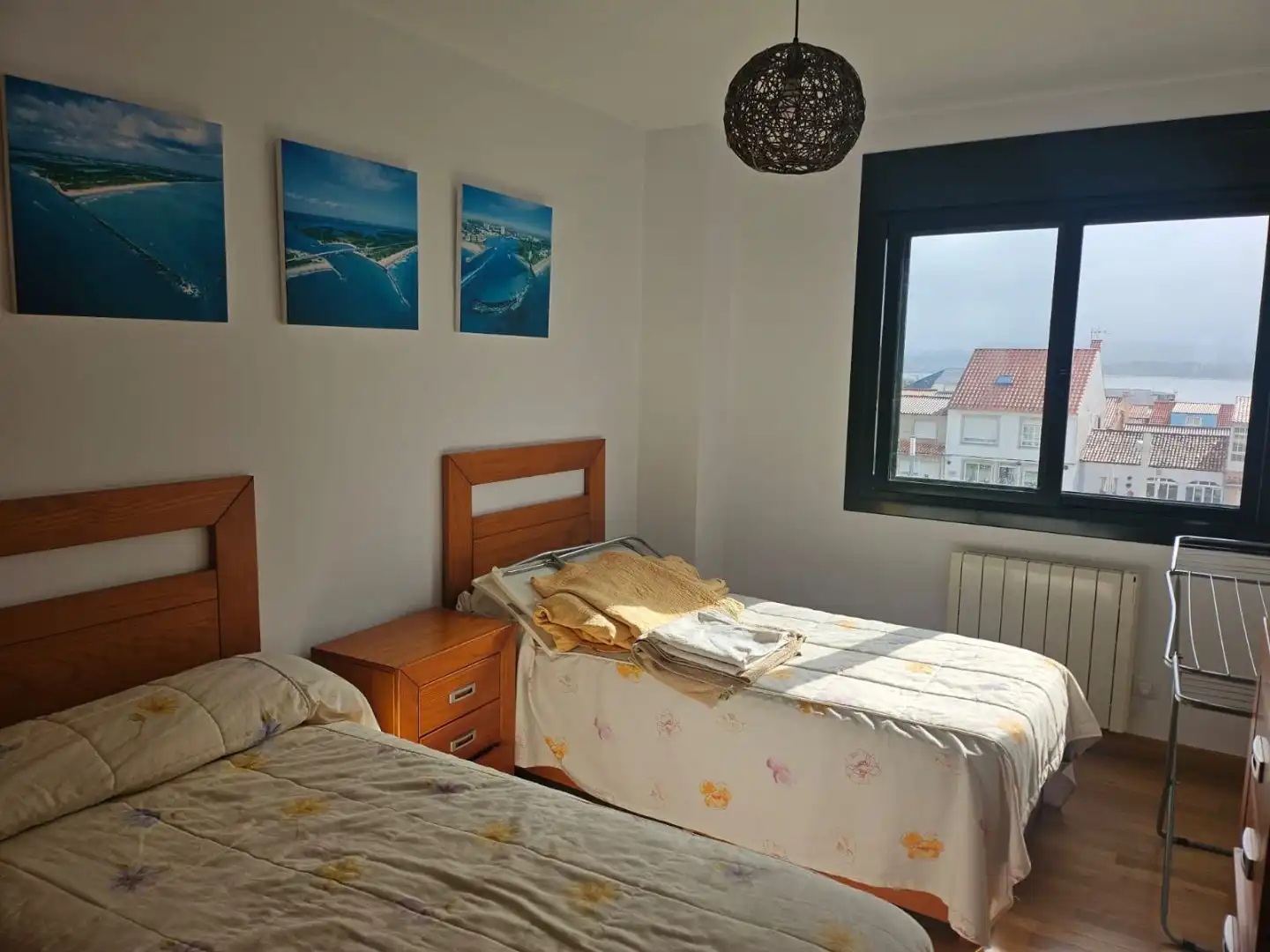 Dormitori de Apartament de lloguer en A Illa de Arousa  amb Calefacció, Jardí privat i Parquet