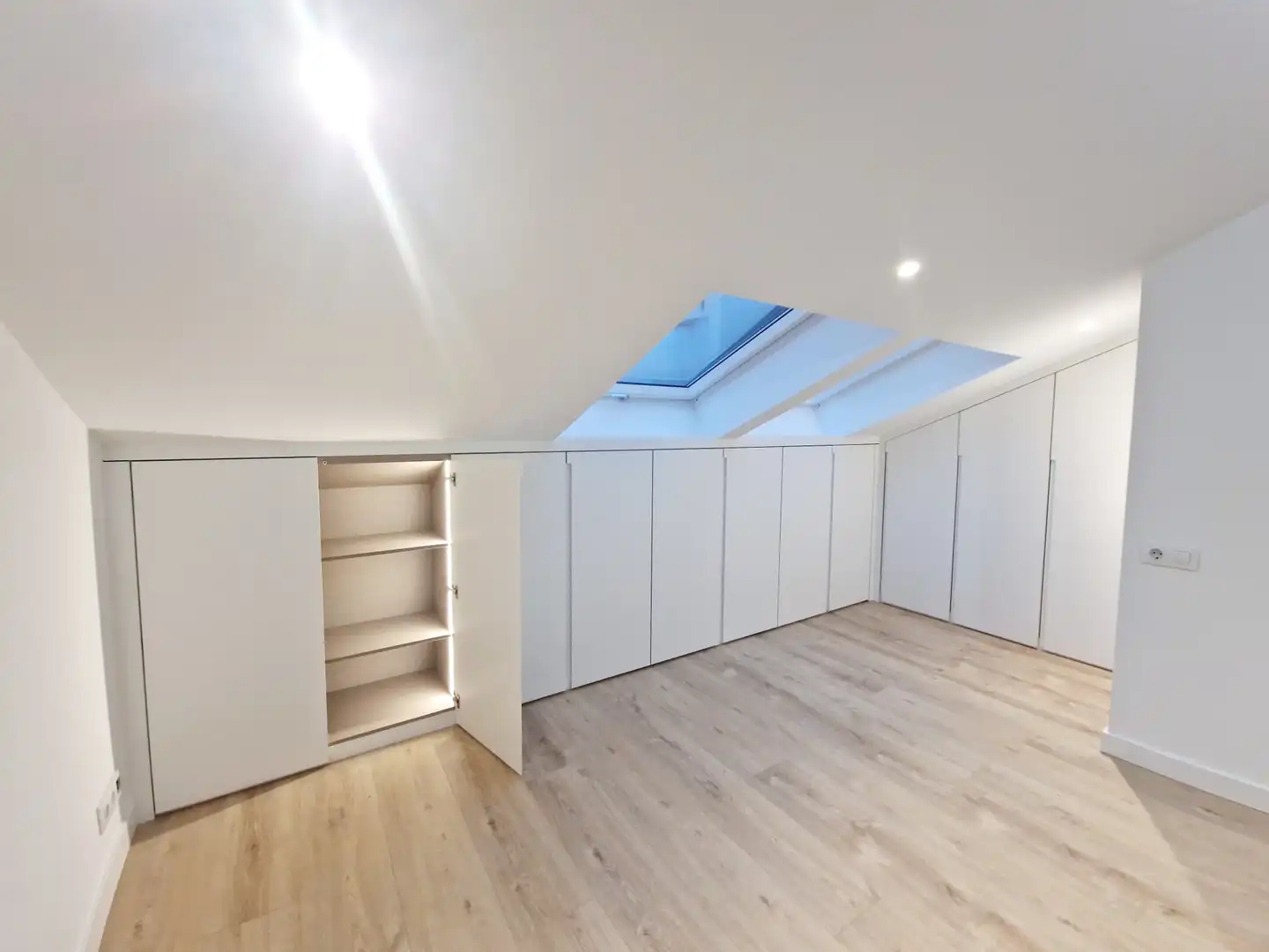 Schlafzimmer von Dachboden zum Verkauf in A Coruña Capital  mit Heizung, Ofen und Waschmaschine
