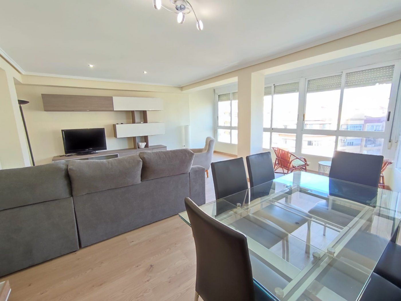 Wohnzimmer von Wohnung miete in Alicante / Alacant mit Heizung und Balkon