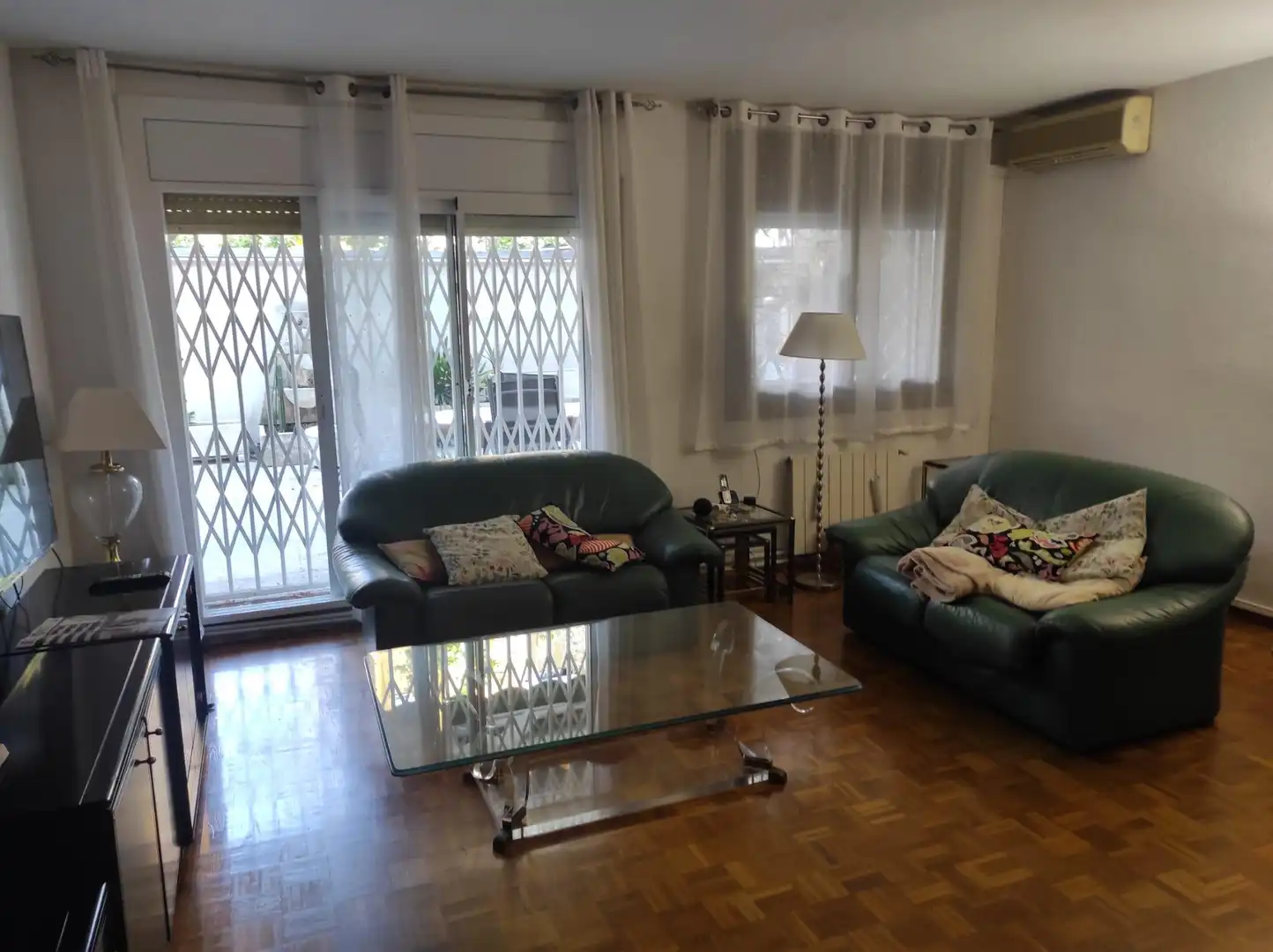 Living room of Ground floor for sale in Esplugues de Llobregat  with Air Conditioner, Heating and Parquet flooring