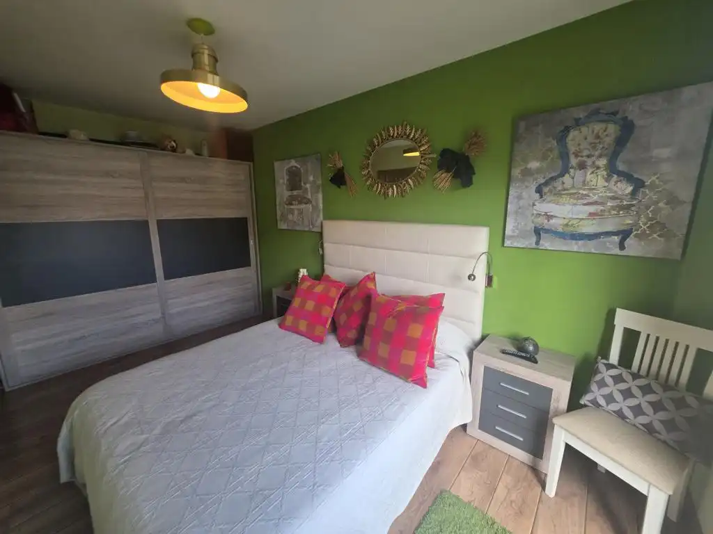 Dormitori de Apartament en venda en Boiro amb Calefacció, Parquet i Traster