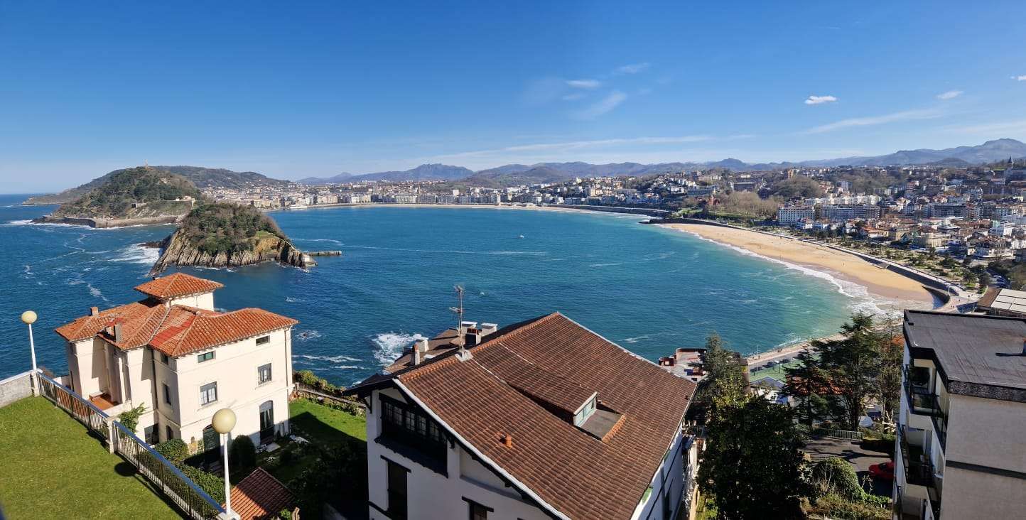 Vista exterior de Pis en venda en Donostia - San Sebastián  amb Calefacció i Jardí privat