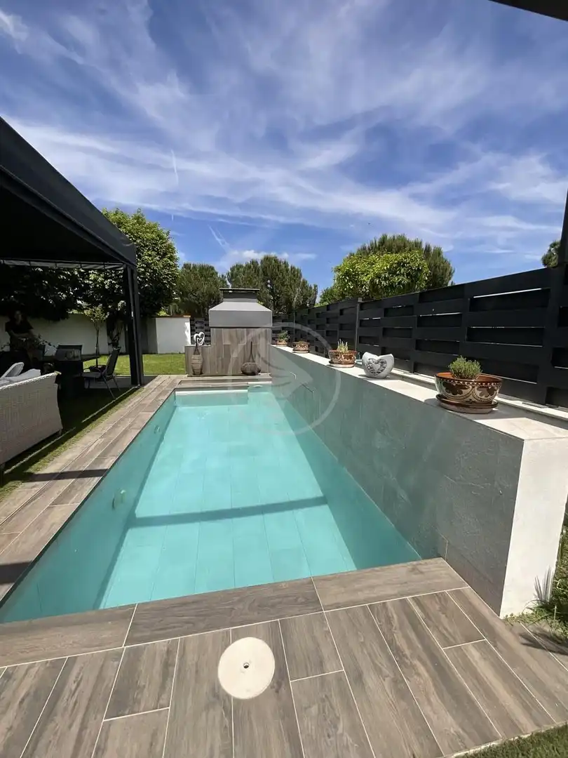 Piscina de Casa o xalet en venda en Linares amb Aire condicionat