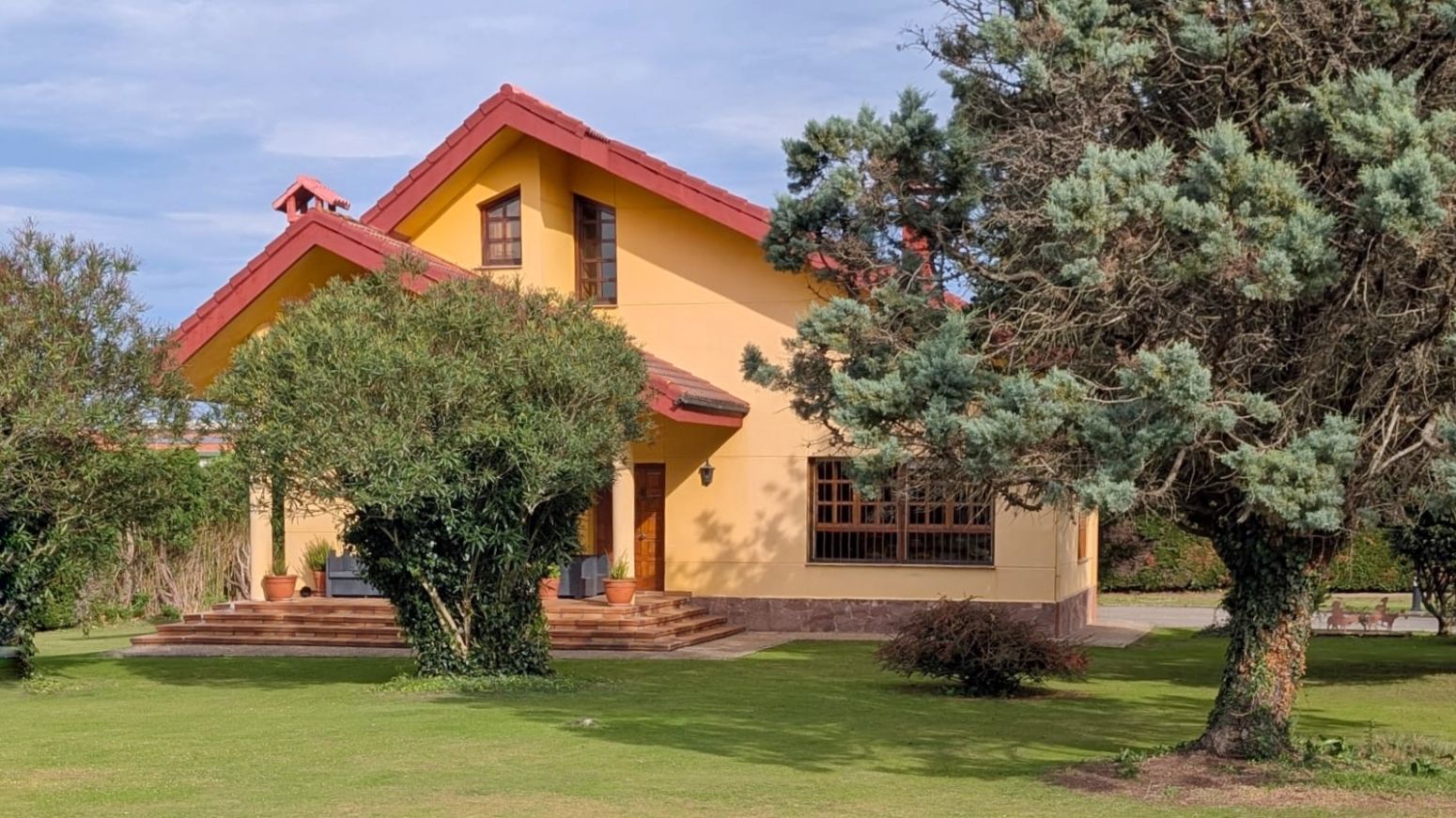 Vista exterior de Casa o xalet en venda en Marina de Cudeyo amb Calefacció, Jardí privat i Parquet