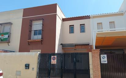 Vista exterior de Casa adosada en venda en Olivares amb Jardí privat, Terrassa i Alarma