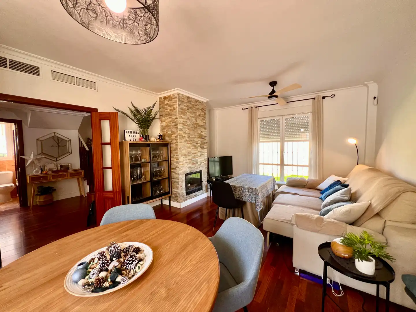 Sala de estar de Casa o chalet en venta en Espartinas con Aire acondicionado, Jardín privado y Terraza