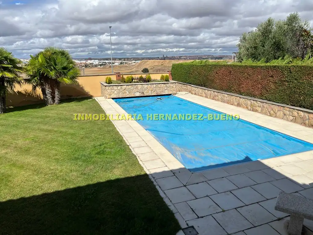 Piscina de Casa o chalet en venta en Carbajosa de la Sagrada con Aire acondicionado, Calefacción y Jardín privado