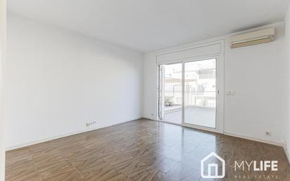 Exterior view of Attic for sale in  Barcelona Capital  with Air Conditioner, Terrace and Balcony