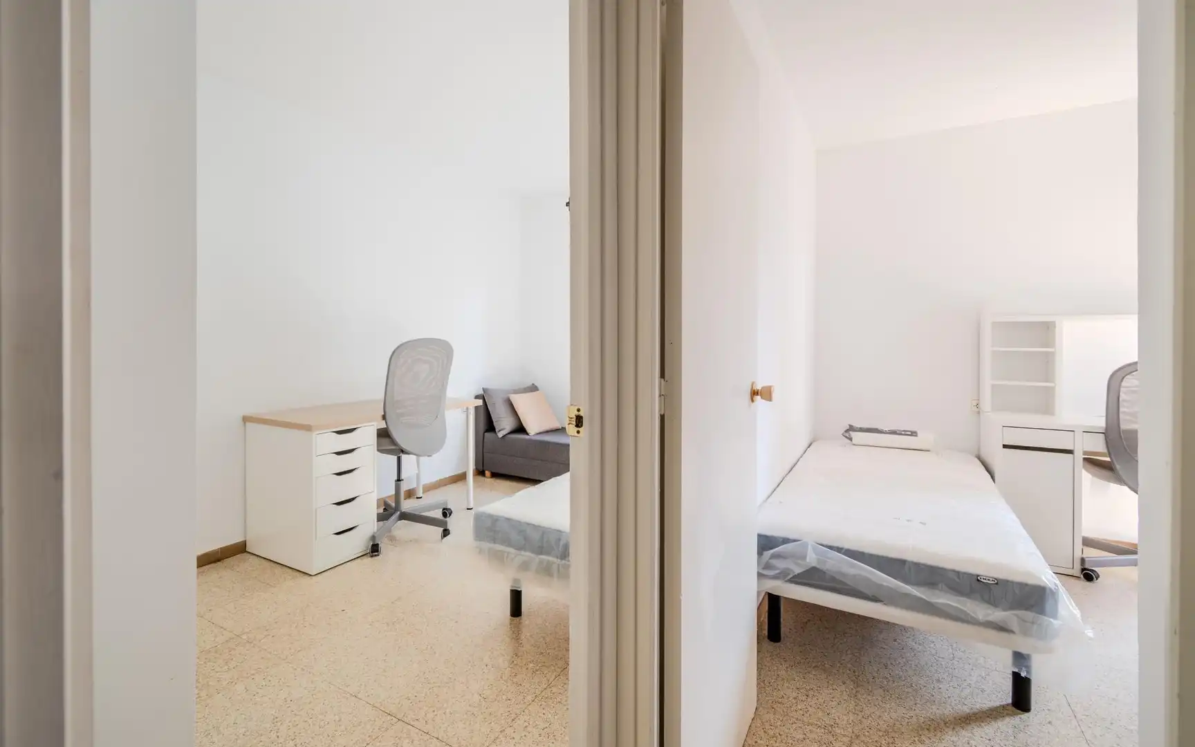 Bedroom of Flat for rent in Girona