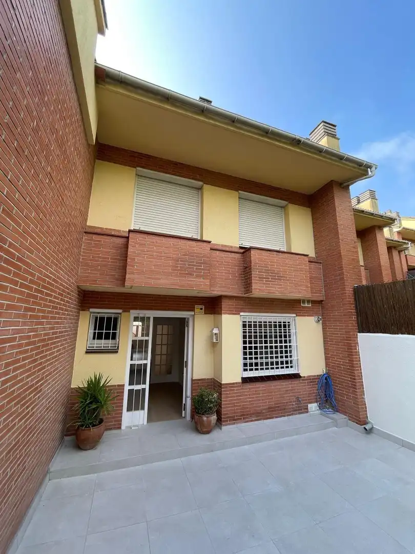 Außenansicht von Einfamilien-Reihenhaus zur Miete in Sant Andreu de Llavaneres mit Klimaanlage, Privatgarten und Balkon