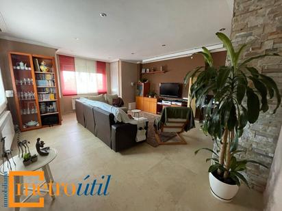 Sala d'estar de Casa o xalet en venda en Castellanos de Moriscos amb Calefacció, Jardí privat i Parquet