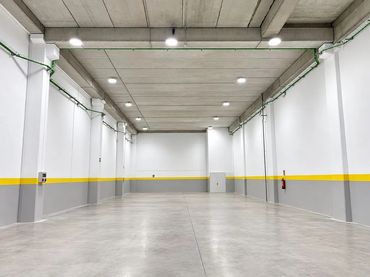 Nave industrielle avec ascenseur à louer à Port
