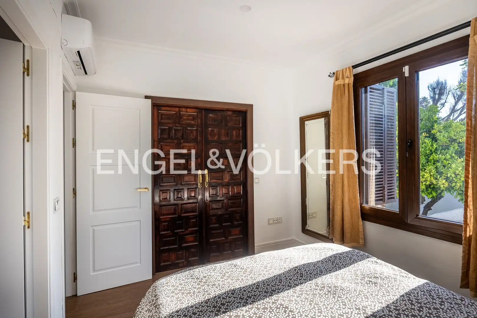 Bedroom of Houses for sale in Valencina de la Concepción  with Air Conditioner, Heating and Private garden