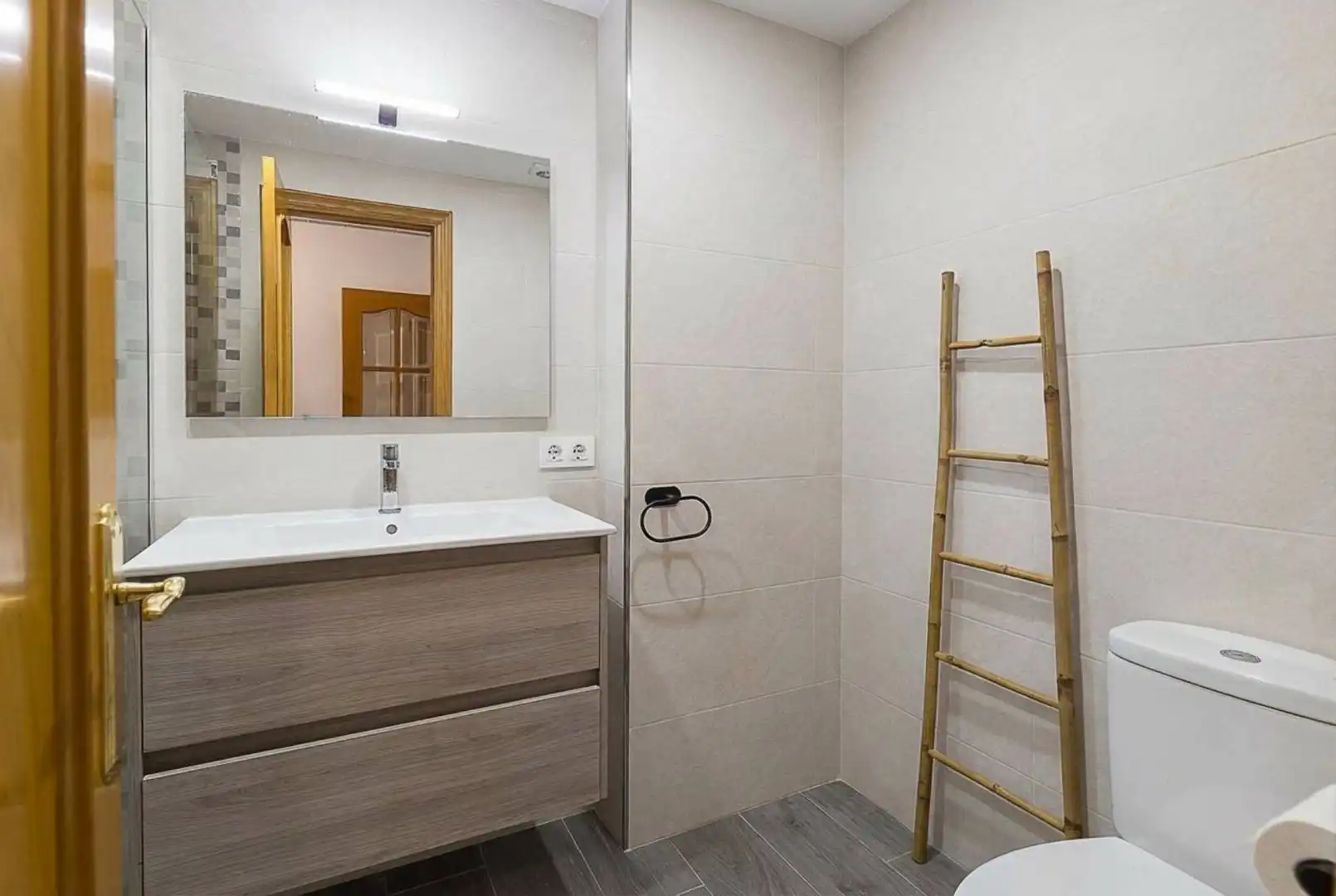Bathroom of Flat for sale in Llucmajor  with Air Conditioner, Heating and Balcony
