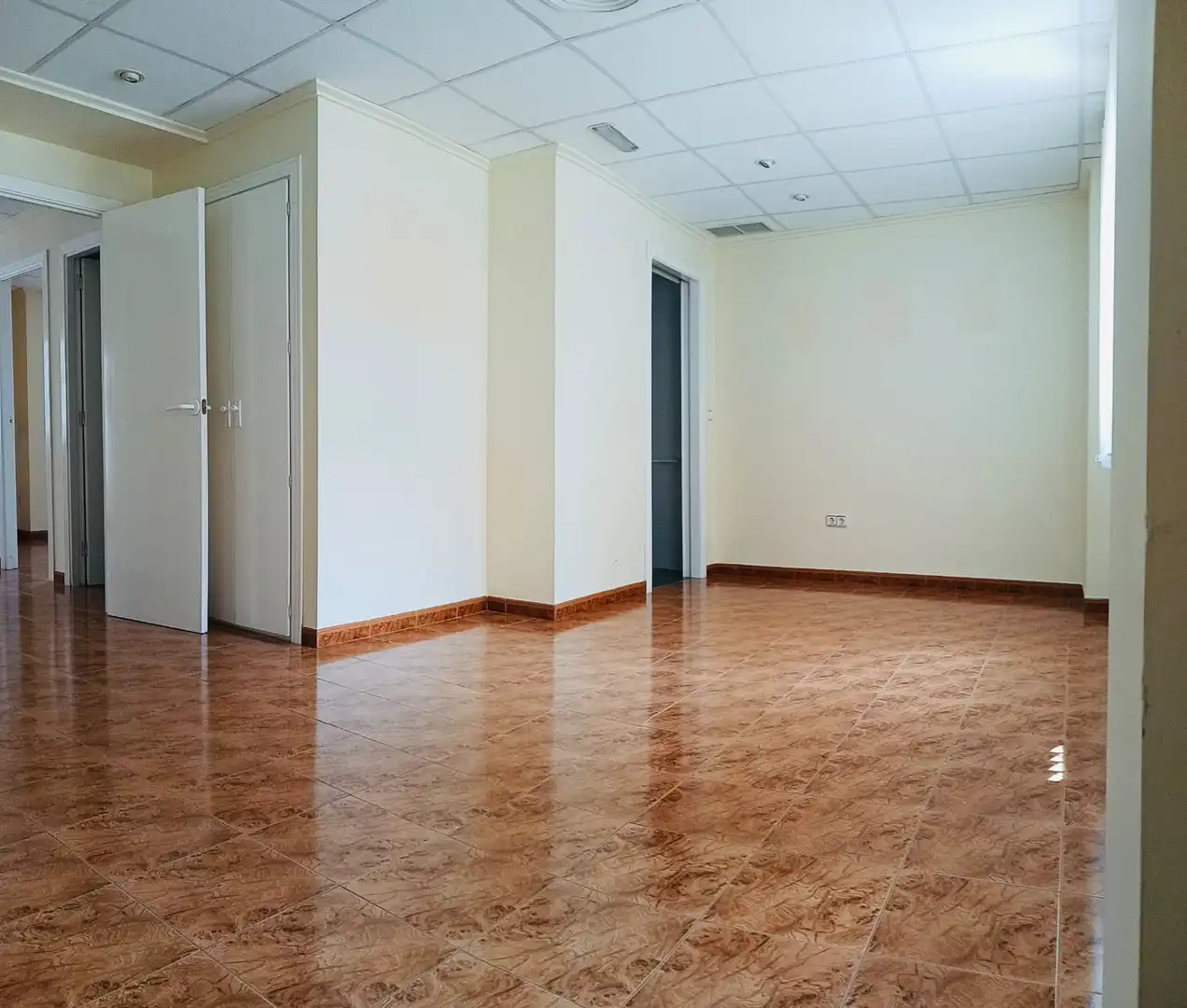 Local de alquiler en Dénia con Terraza y Alarma