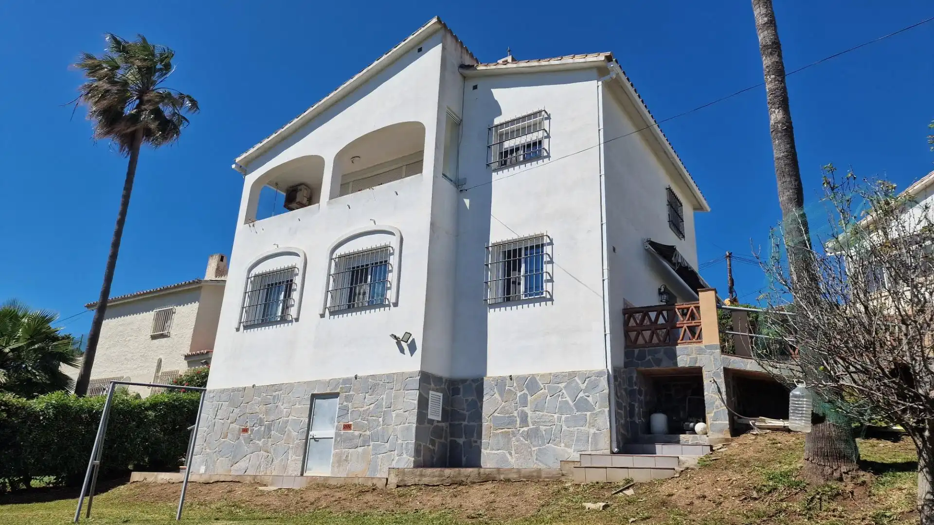 Vista exterior de Casa o xalet en venda en Mijas amb Aire condicionat, Jardí privat i Terrassa