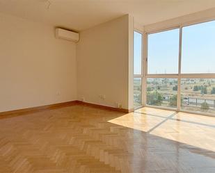Living room of Flat to rent in  Madrid Capital  with Air Conditioner, Heating and Parquet flooring