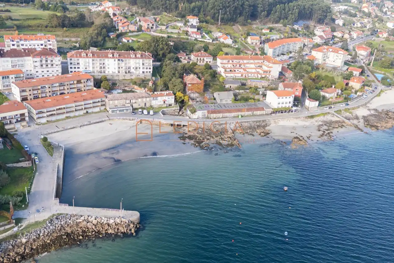 Außenansicht von Gebäude zum Verkauf in Poio