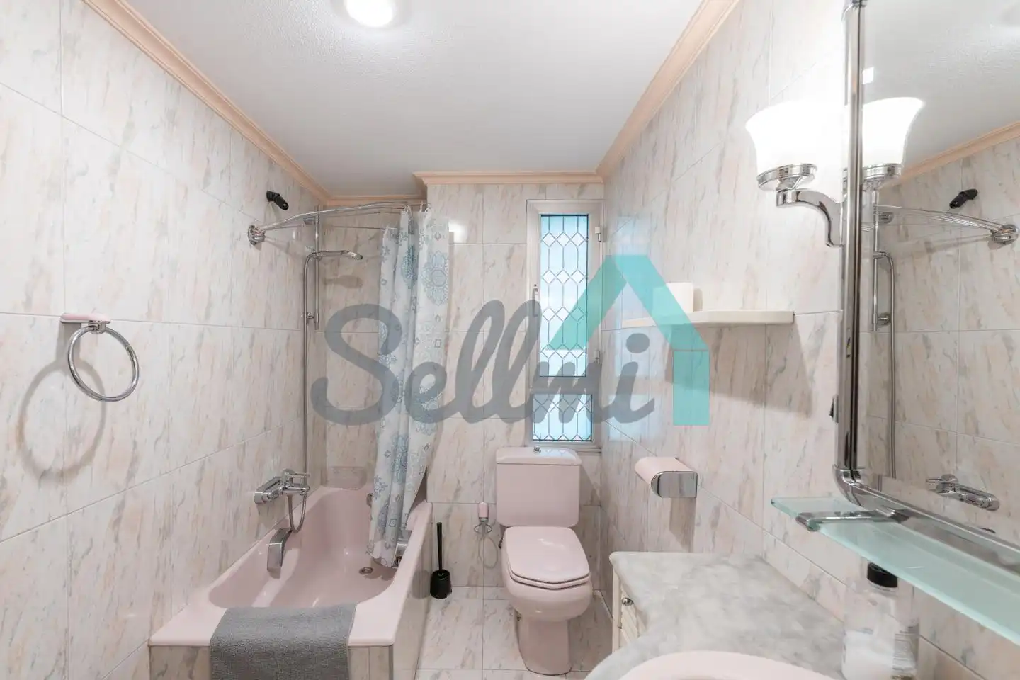 Bathroom of Flat for share in Oviedo   with Heating, Parquet flooring and Terrace