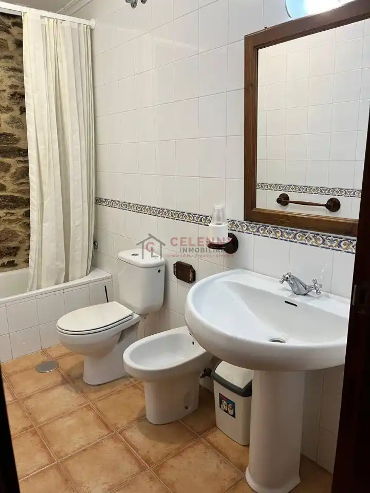 Bany de Local en venda en A Pobra de Trives  amb Aire condicionat i Moblat