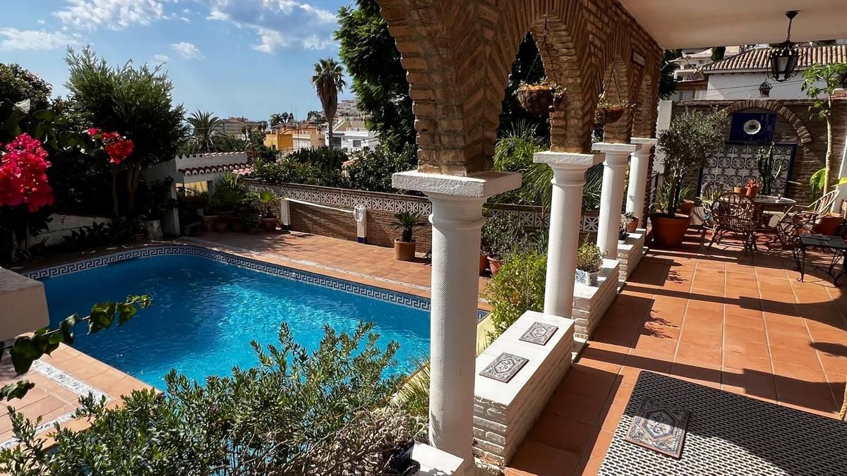 Piscina de Casa o xalet en venda en Almuñécar amb Aire condicionat, Jardí privat i Terrassa