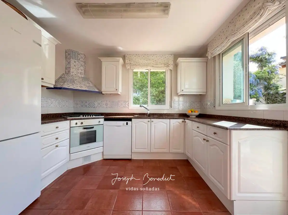 Cocina de Casa o chalet en venta en Castelldefels con Aire acondicionado, Calefacción y Jardín privado
