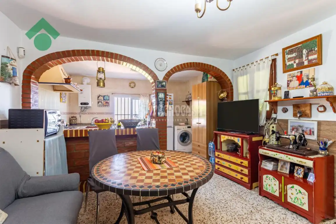 Cuina de Finca rústica en venda en Nerja amb Jardí privat, Terrassa i Piscina