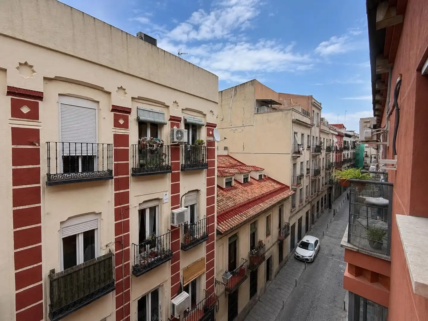 Vista exterior de Estudi en venda en Madrid amb Calefacció i Parquet