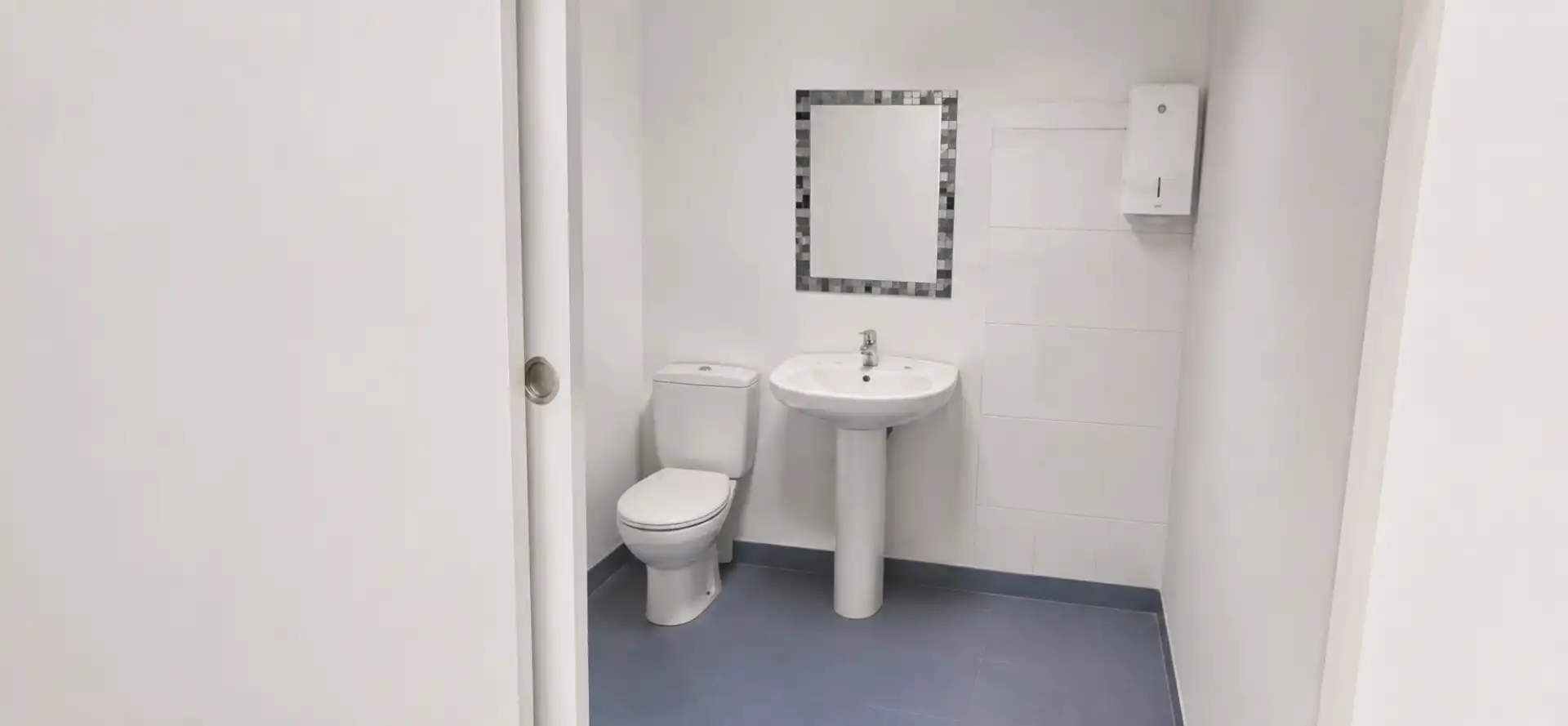 Bathroom of Commercial properties for rent in Mislata