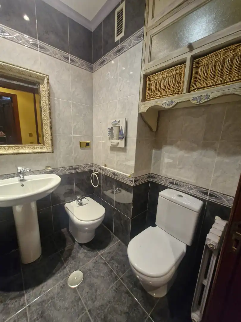 Bany de Apartament de lloguer en Ourense Capital  amb Calefacció, Parquet i Moblat