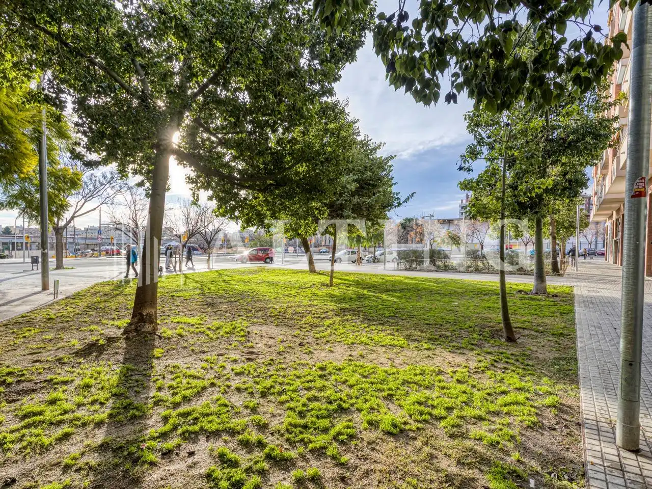 Exterior view of Commercial properties for sale in Barcelona  with Air Conditioner