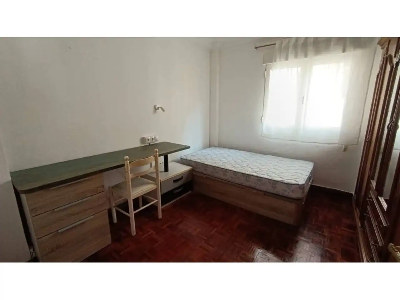 Bedroom of Flat for rent in Burgos  with Heating, Parquet flooring and Furnished