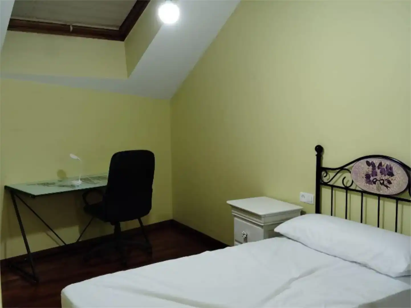 Schlafzimmer von Dachboden zur Miete in Pontevedra Capital  mit Parkett, Abstellraum und Möbliert