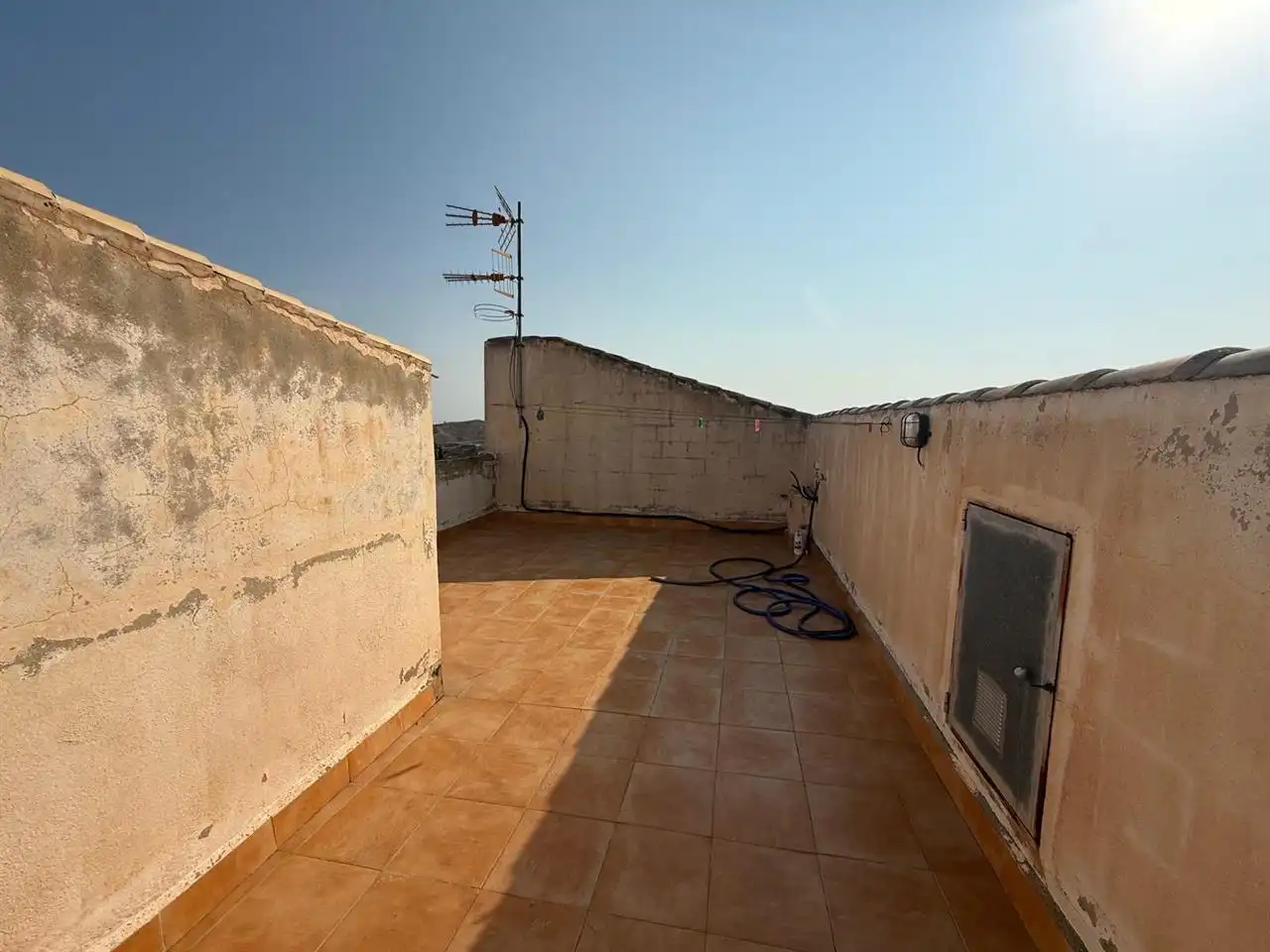 Terrasse von Einfamilien-Reihenhaus zum Verkauf in Taberno mit Möbliert