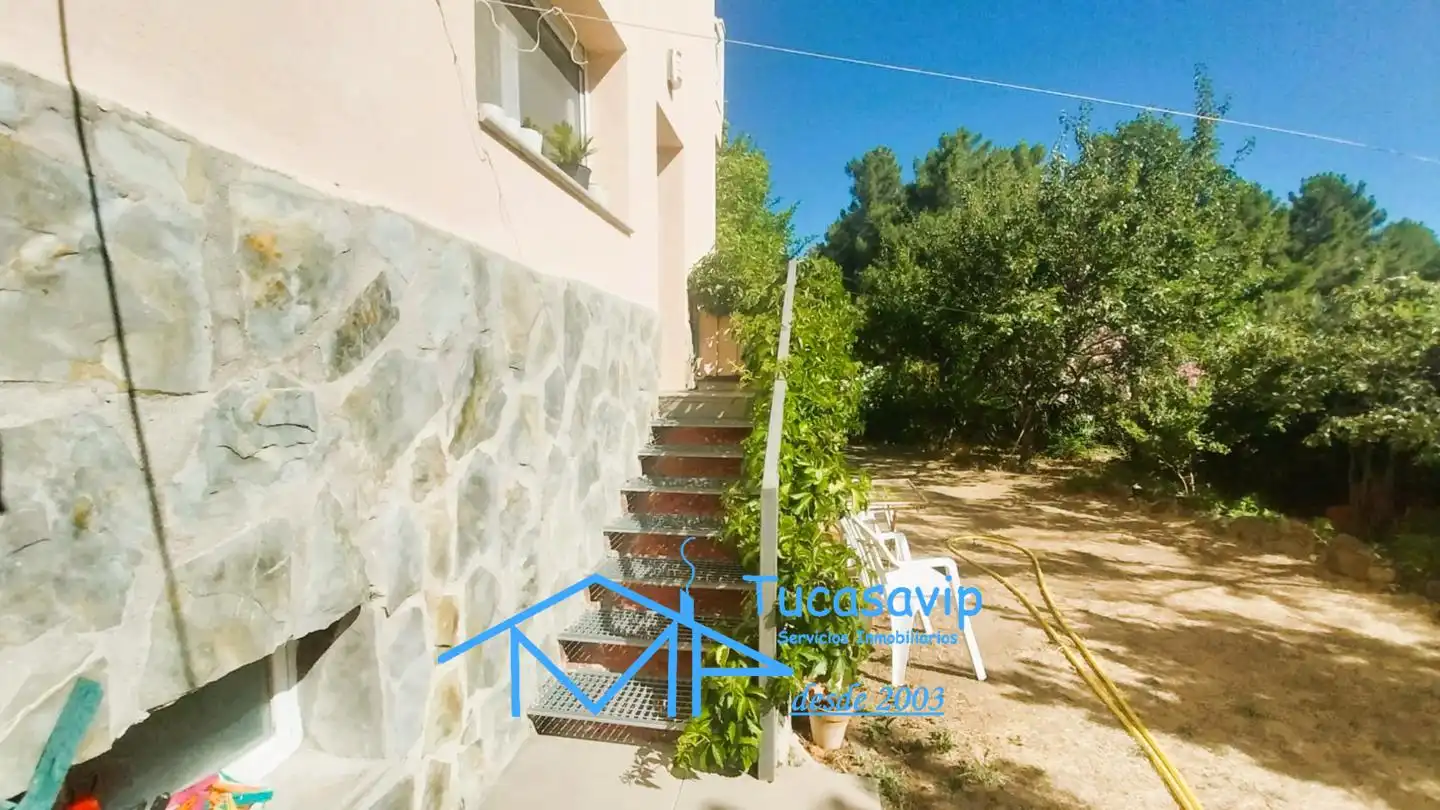 Vista exterior de Casa o xalet en venda en El Tiemblo  amb Jardí privat i Terrassa