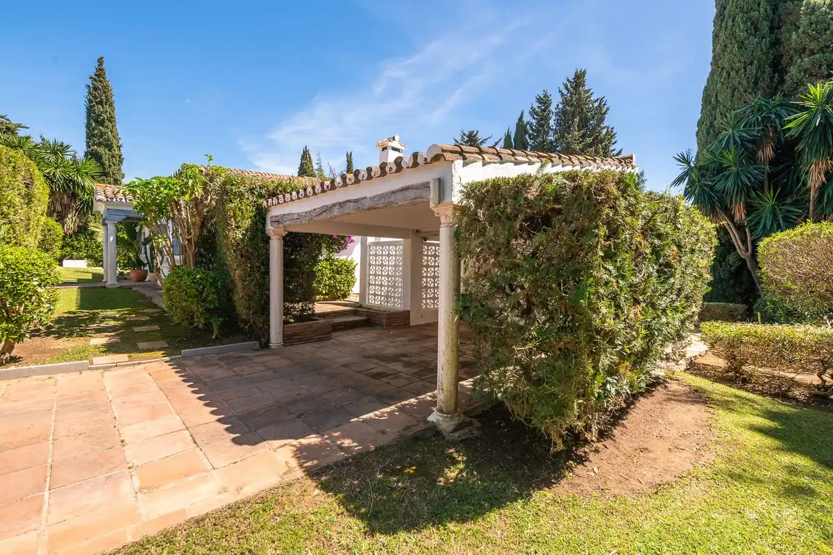 Jardí de Casa adosada en venda en Marbella amb Aire condicionat, Terrassa i Alarma