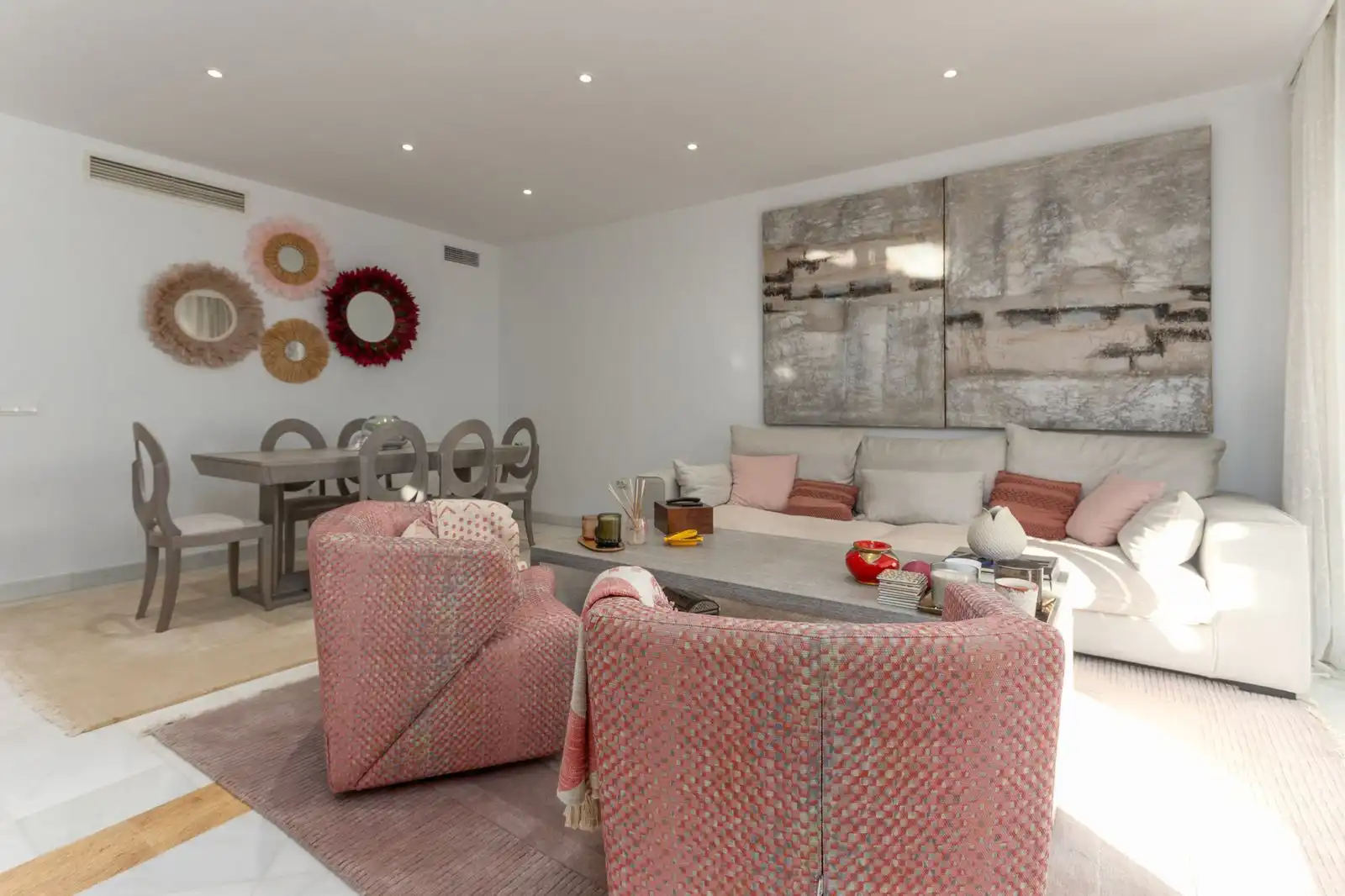 Wohnzimmer von Wohnung zum Verkauf in Marbella mit Klimaanlage, Privatgarten und Terrasse