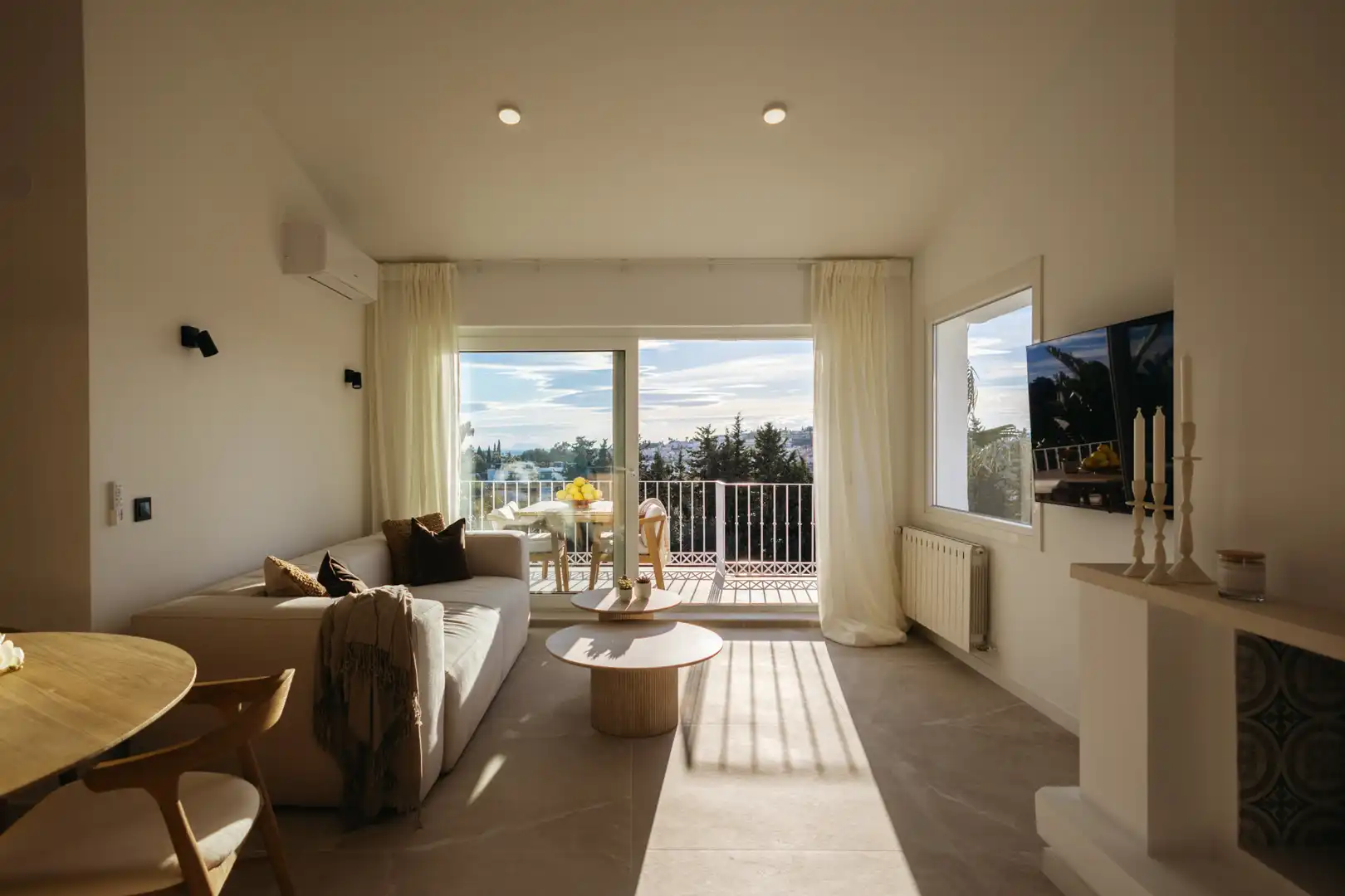 Sala d'estar de Casa adosada en venda en Estepona amb Aire condicionat, Jardí privat i Terrassa