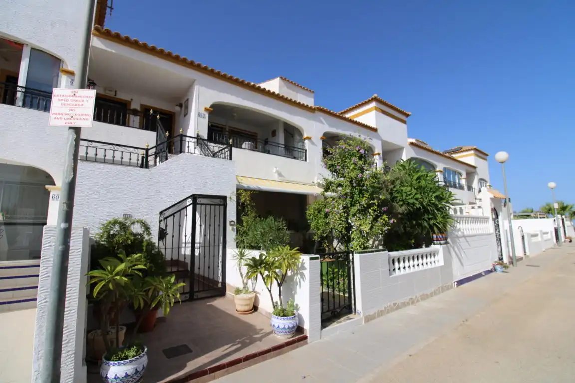 Vista exterior de Apartament en venda en Orihuela amb Terrassa, Moblat i Piscina comunitària