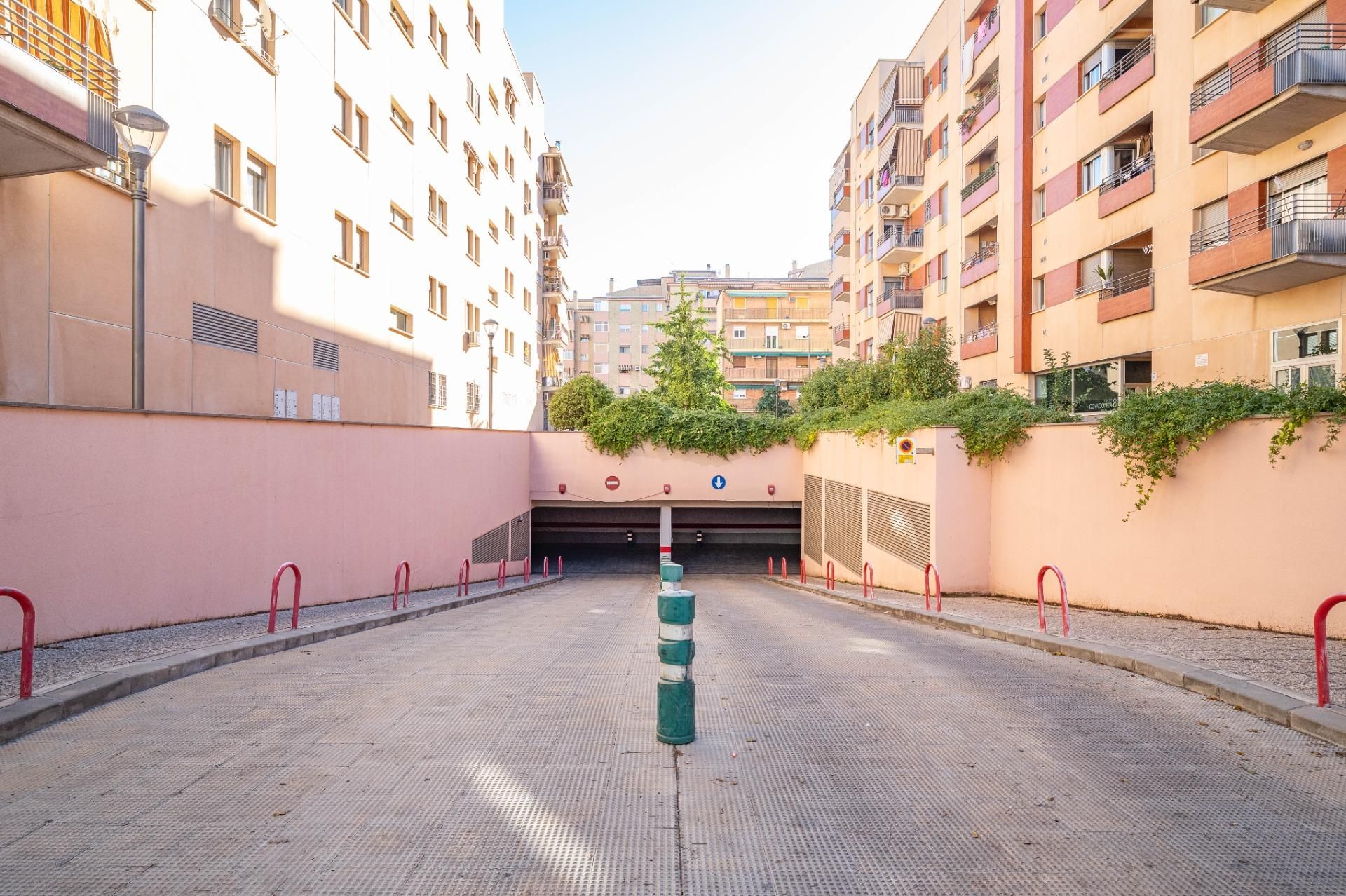 Aparcament de Pis en venda en  Granada Capital amb Aire condicionat, Calefacció i Terrassa