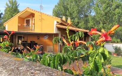 Vista exterior de Casa o xalet en venda en Santovenia de la Valdoncina amb Calefacció, Parquet i Terrassa