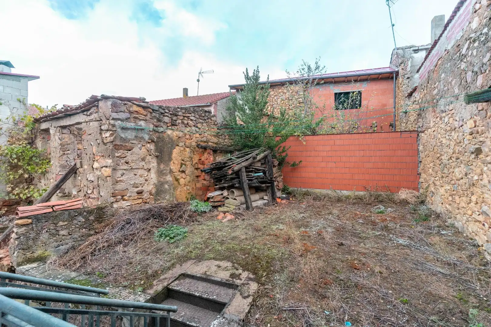 Houses for sale in Castrocontrigo  with Private garden, Terrace and Furnished