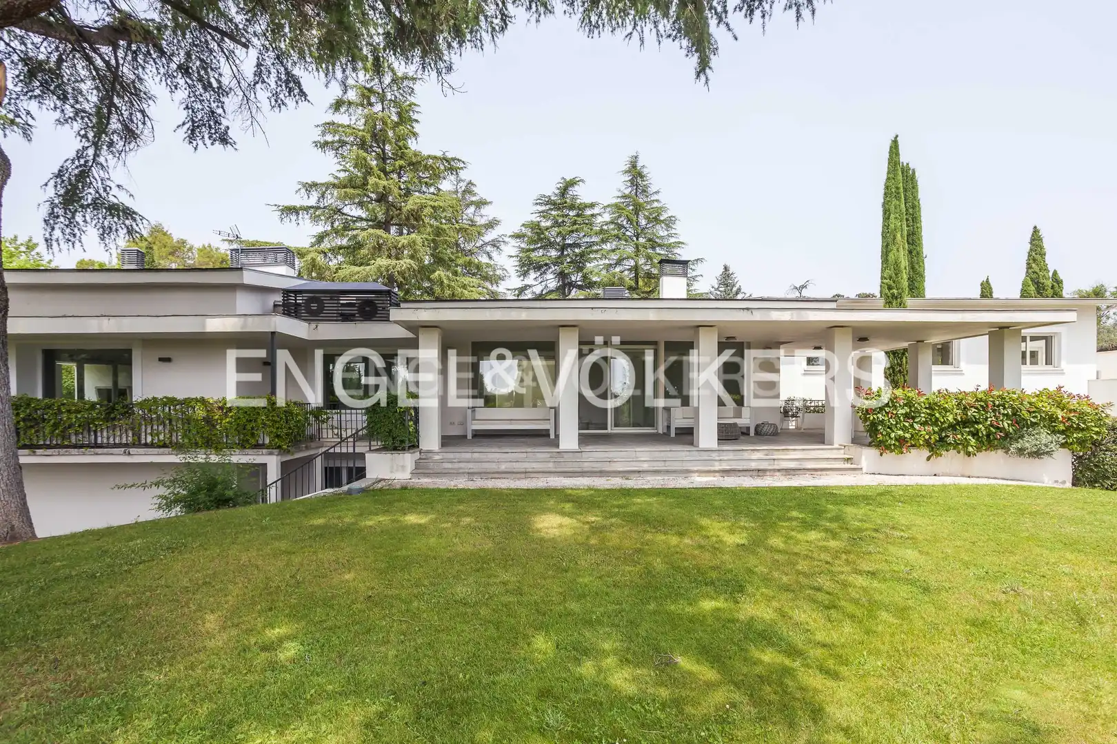 Vista exterior de Casa o xalet de lloguer en La Moraleja amb Aire condicionat, Calefacció i Jardí privat