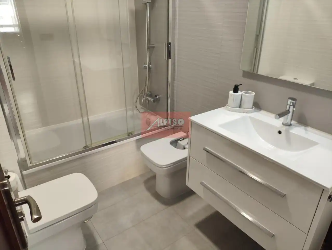 Bathroom of Flat for rent in Ourense Capital   with Air Conditioner, Heating and Parquet flooring