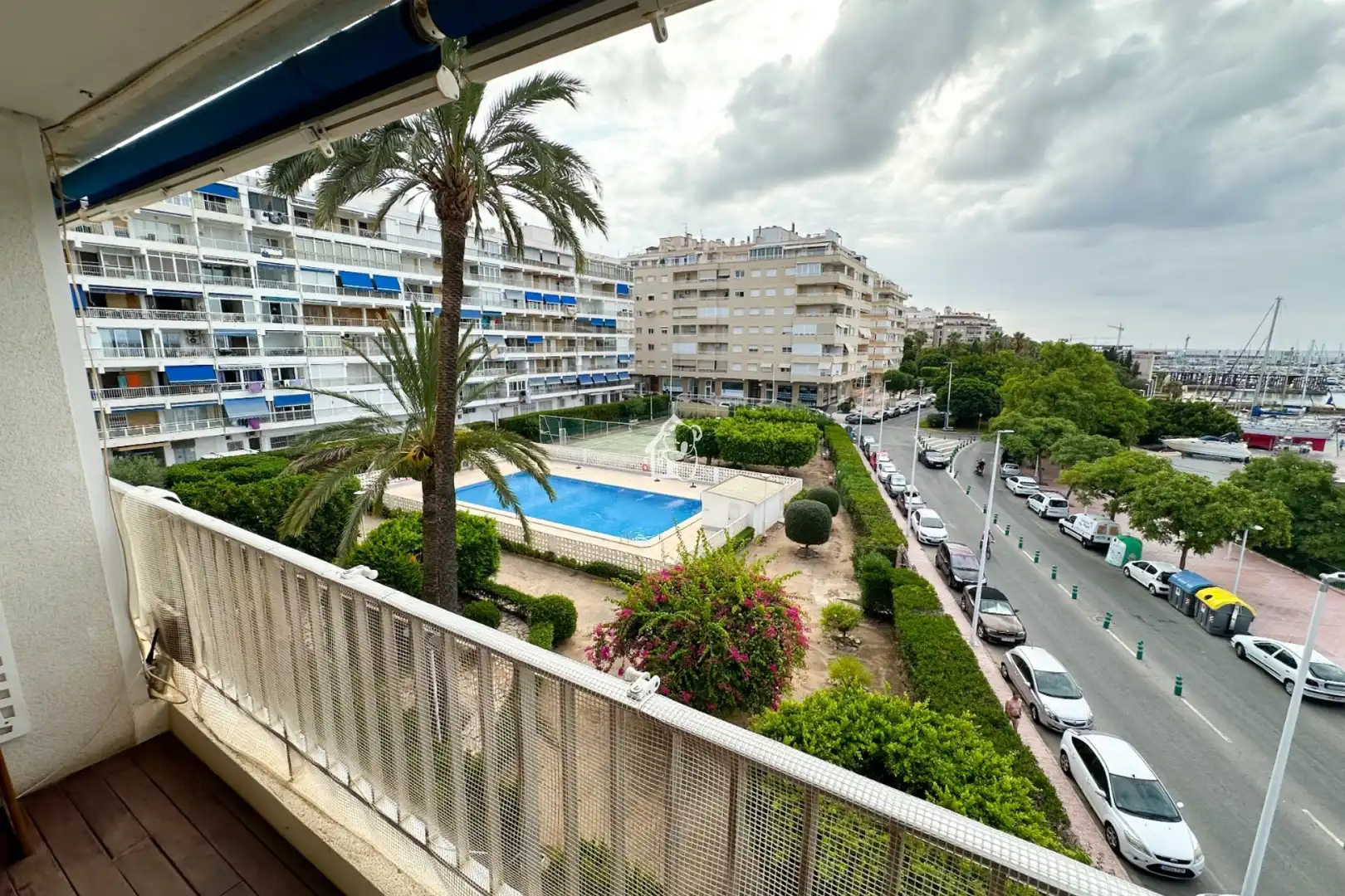 Vista exterior de Piso de alquiler en Torrevieja con Parquet, Terraza y Piscina