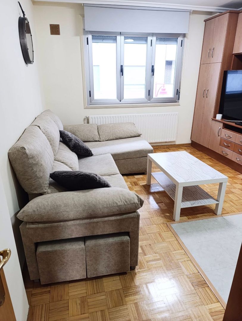 Sala d'estar de Apartament en venda en León Capital  amb Calefacció, Parquet i Moblat