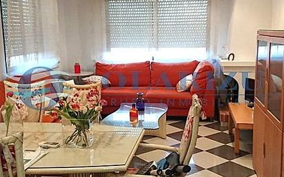 Sala d'estar de Casa adosada en venda en Roquetas de Mar amb Aire condicionat