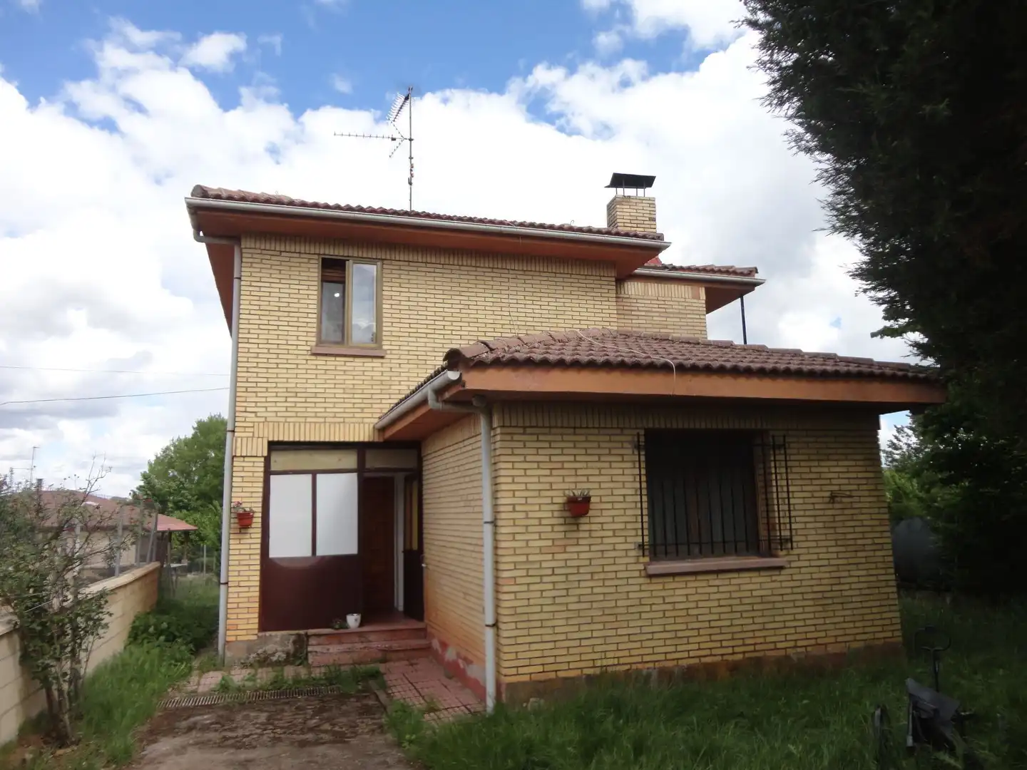Vista exterior de Casa o xalet en venda en Mambrillas de Lara amb Jardí privat