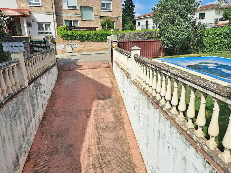 Vista exterior de Casa adosada en venda en Torrelodones amb Calefacció, Jardí privat i Parquet