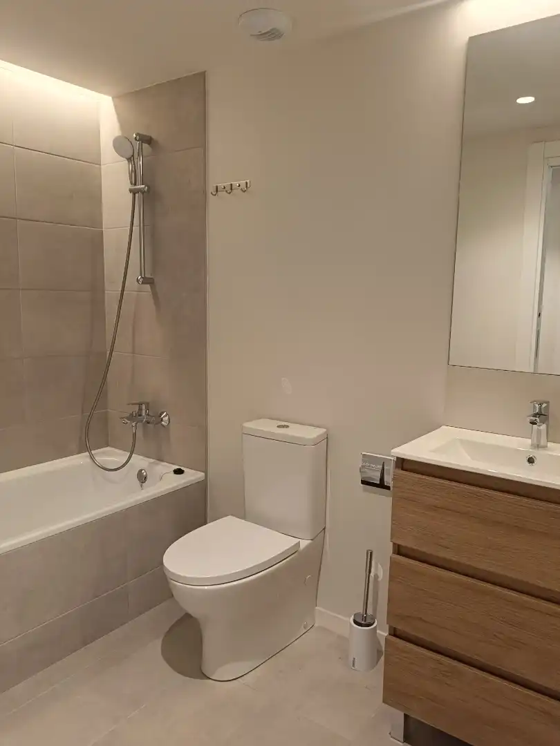 Badezimmer von Wohnung zur Miete in Mataró mit Klimaanlage, Heizung und Parkett